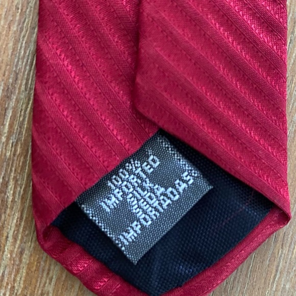 Men's Red Covington Silk Formal Tie - Picture 9 of 10